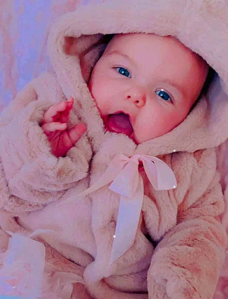 Arya a rejoint le concours — aidez-le/la à gagner de superbes lots ! baby, baby_toddler_clothing, beauty, cap, cheek, child, comfort, face, fashion_accessory, fur, headgear, linens, lip, peach, person, pink, product, skin, sleeve, textile
