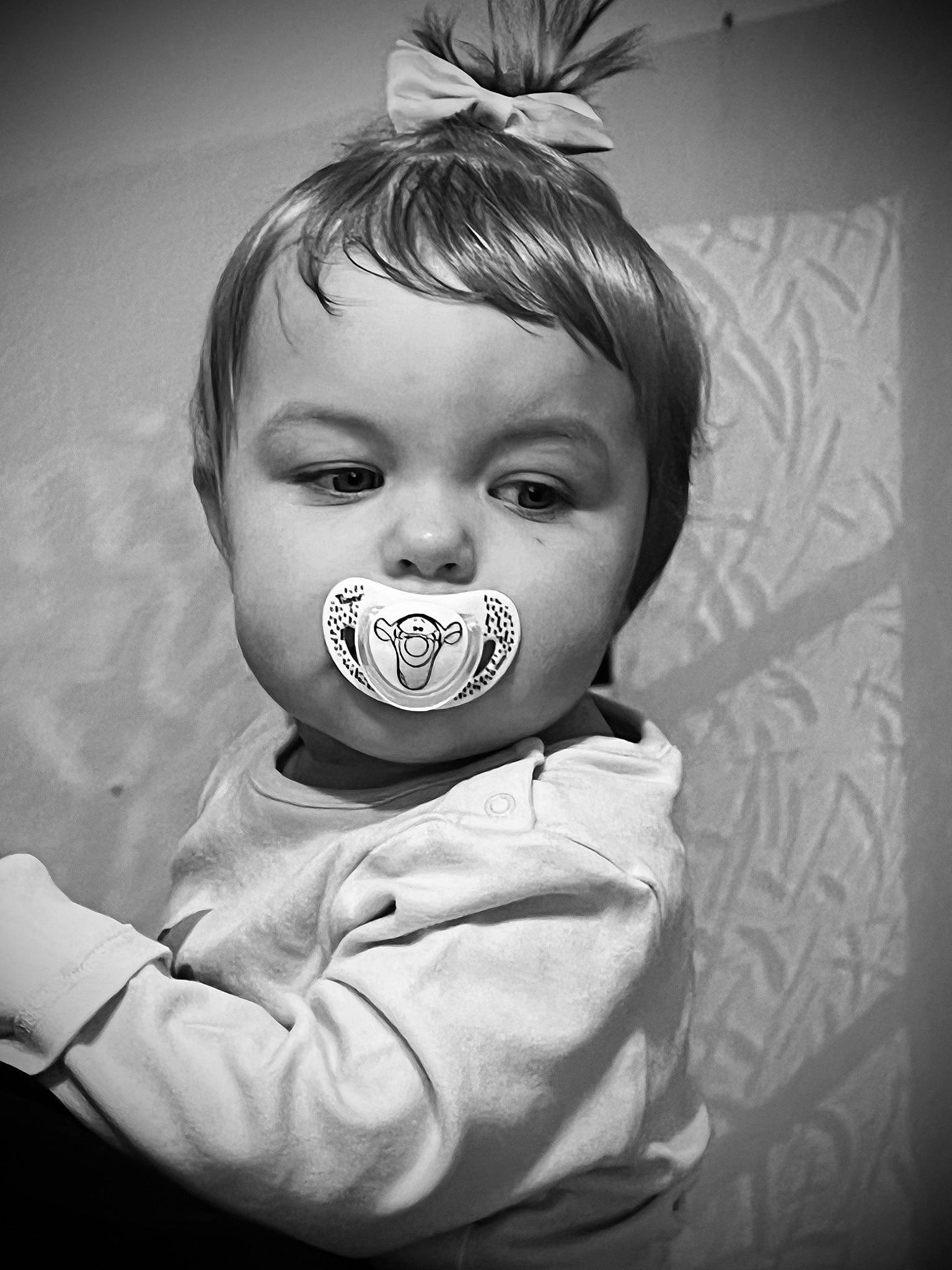 Arya a rejoint le concours — aidez-le/la à gagner de superbes lots ! baby, baby_toddler_clothing, black_and_white, cheek, ear, eyelash, flash_photography, gesture, hair, hairstyle, happy, iris, mouth, nose, person, photograph, picture_frame, sleeve, standing, style