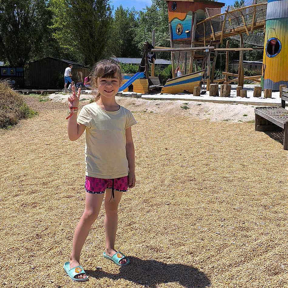 Johanna participe au concours pour gagner de l'argent avec cette photo : architecture, building, child, clothing, face, female, girl, grass, head, nature, outdoorplayarea, outdoors, person, photography, playarea, portrait, shelter, shorts, summer, walking
