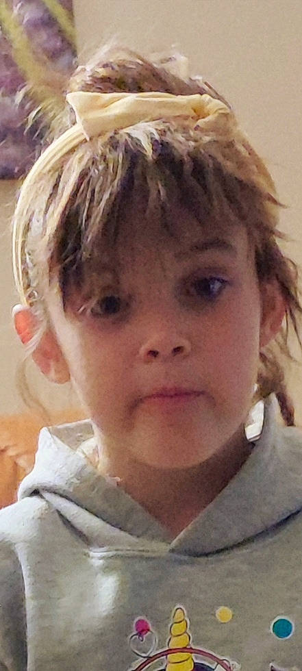 Lola participe au concours pour gagner de l'argent avec cette photo : bangs, cheek, child, chin, ear, eyebrow, eyelash, eyewear, facial_expression, forehead, fun, happy, iris, jaw, lip, mouth, neck, nose, person, skin