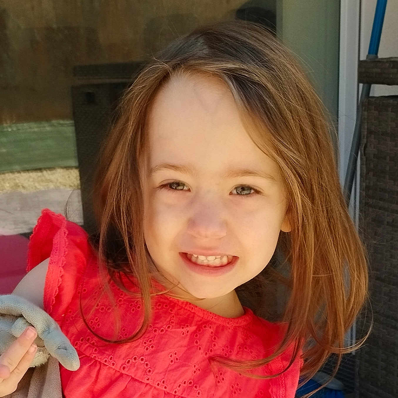 Laïnnah participe au concours pour gagner de l'argent avec cette photo : blanket, child, clothing, cute, daylight, dress, eyes, face, girl, hair, hand, happy, outdoor, person, playful, portrait, skin, smiling, sunlight, young