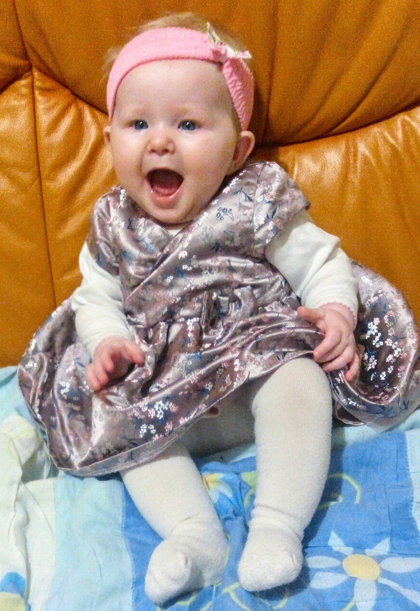 Kelya a rejoint le concours — aidez-le/la à gagner de superbes lots ! baby, baby_laughing, baby_toddler_clothing, cheek, child, comfort, eye, face, fashion_accessory, fun, happy, head, pattern, person, portrait_photography, sitting, skin, sleeve, smile, sock