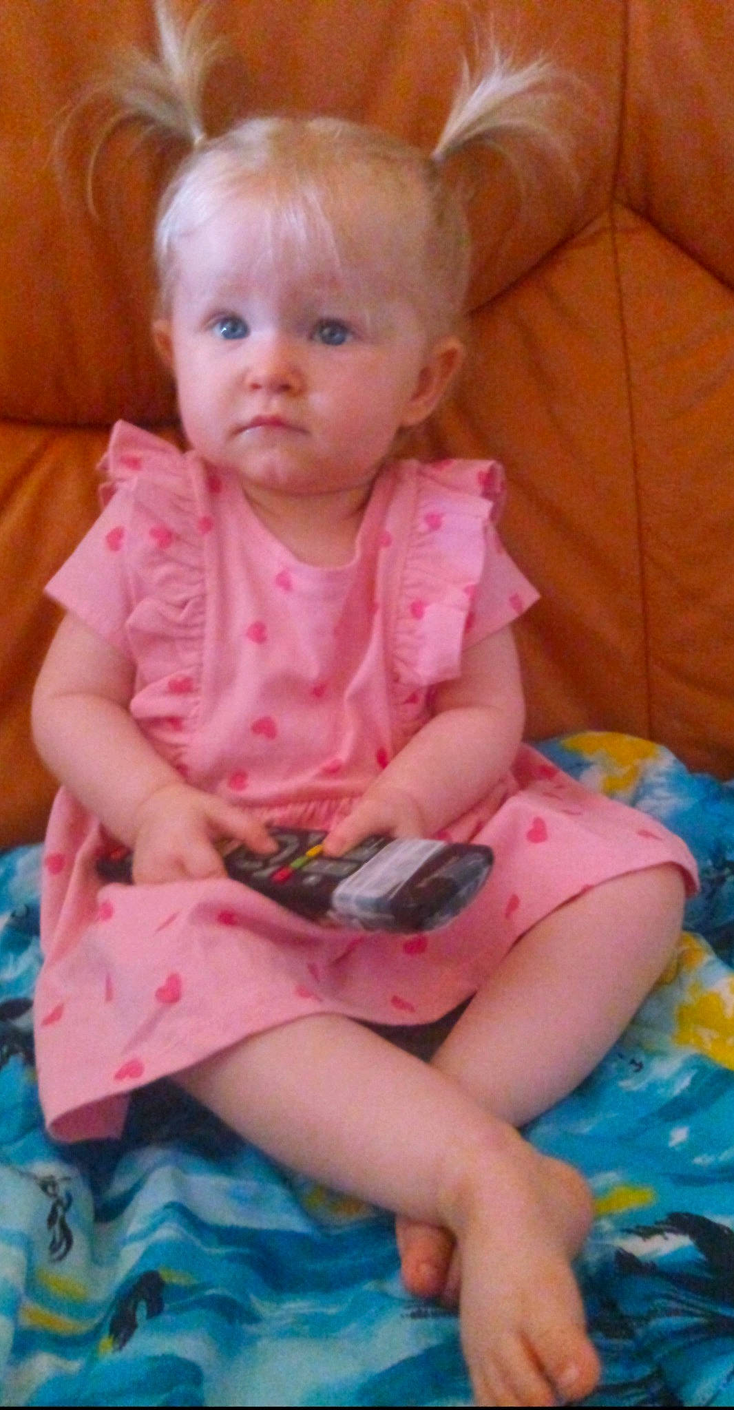 Kelya participe au concours pour gagner de l'argent avec cette photo : baby, baby_toddler_clothing, cheek, child, comfort, eye, face, finger, fun, head, human_body, iris, lap, magenta, mouth, person, pink, sitting, skin, thigh