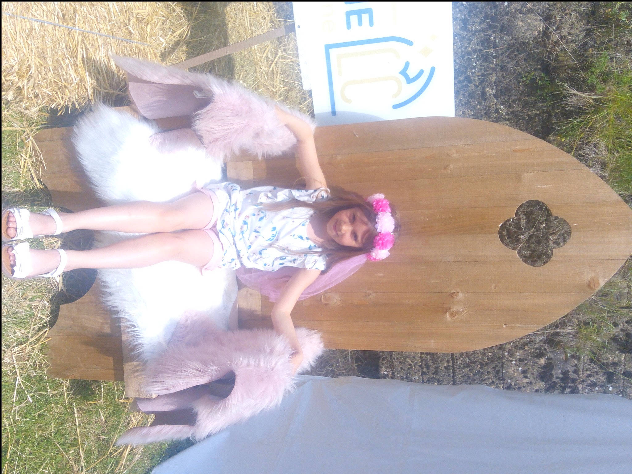 Inaya participe au concours pour gagner de l'argent avec cette photo : fun, hardwood, headwear, joy, leisure, magenta, person, pink, plant, purple, smile, tree, wood