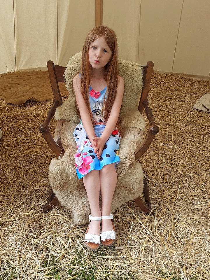 Lylou a rejoint le concours — aidez-le/la à gagner de superbes lots ! dress, eye, face, fawn, finger, footwear, grass, hair, hand, happy, knee, lap, leg, mammal, people_in_nature, person, shoe, thigh, vertebrate, waist