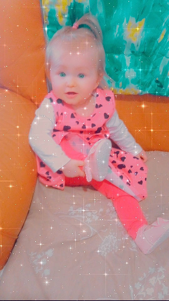 Kelya participe au concours pour gagner de l'argent avec cette photo : arm, baby, baby_toddler_clothing, cheek, child, doll, facial_expression, fun, happy, head, human_body, leisure, magenta, pattern, person, pink, recreation, red, sitting, surprise