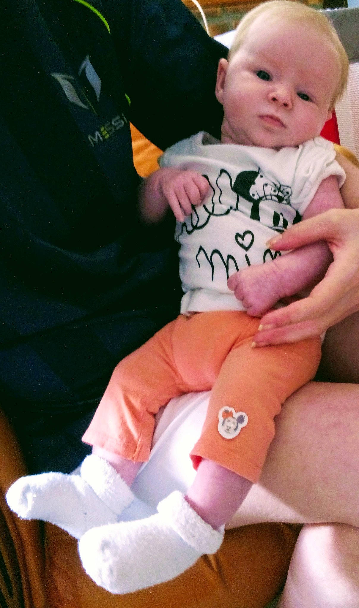 Kelya participe au concours pour gagner de l'argent avec cette photo : arm, baby, baby_toddler_clothing, finger, gesture, hand, happy, human_leg, joint, knee, nail, person, pink, skin, sleeve, sock, thigh, thumb, toddler, white