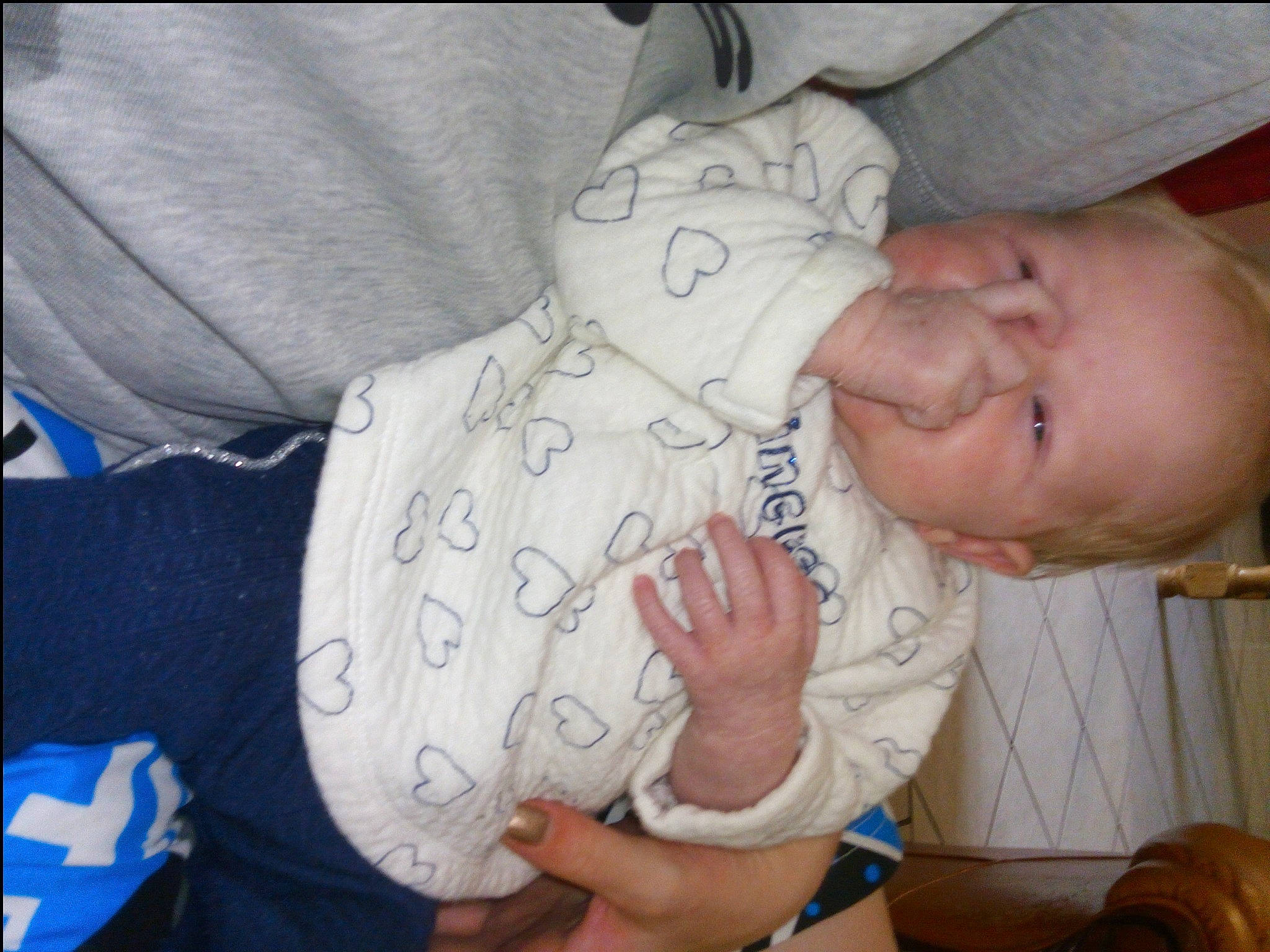 Kelya participe au concours pour gagner de l'argent avec cette photo : arm, baby, baby_products, baby_toddler_clothing, cheek, child, comfort, elbow, electric_blue, finger, gesture, hand, linens, nail, person, product, room, skin, sleeve, thumb