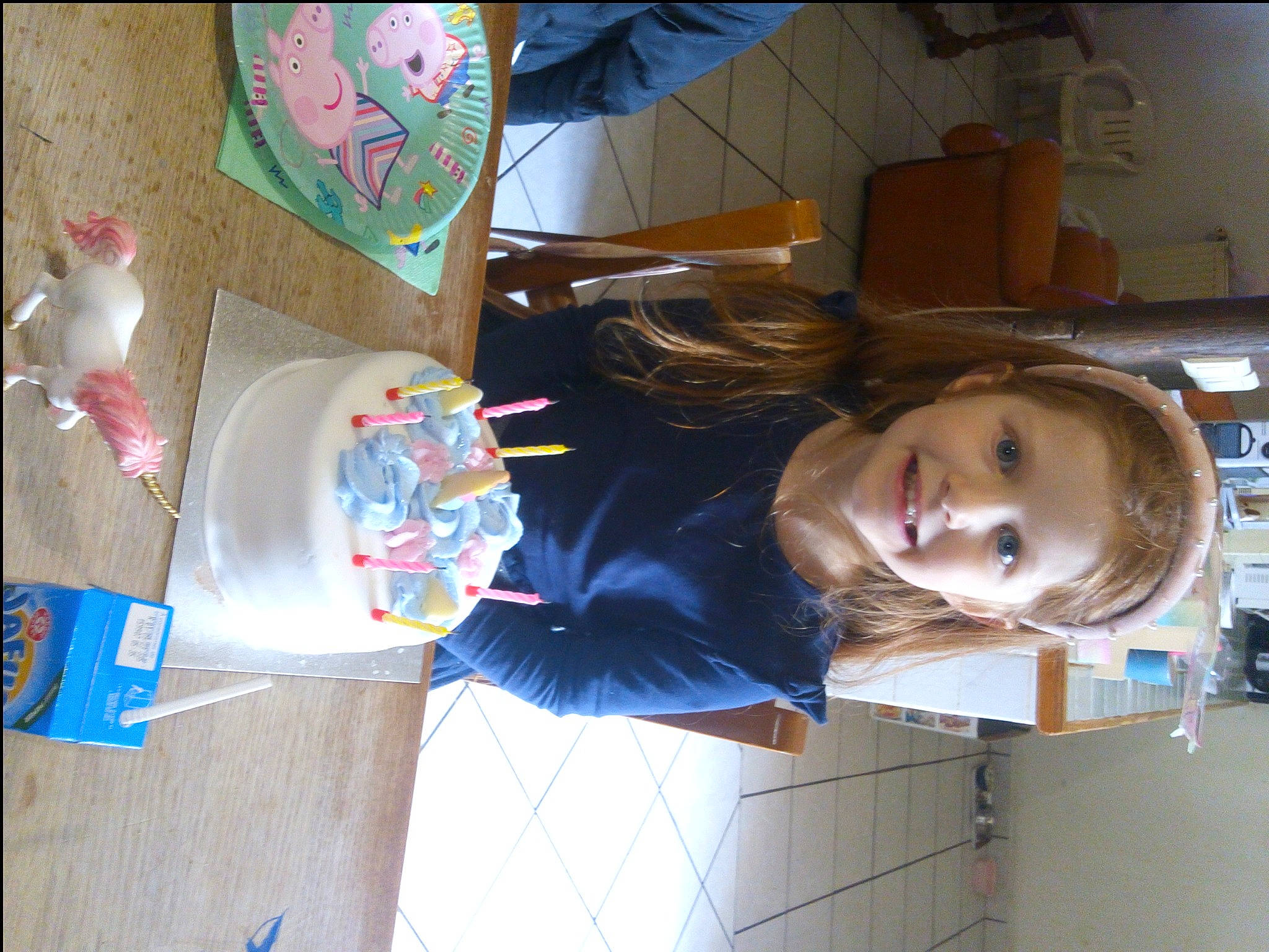 Lylou participe au concours pour gagner de l'argent avec cette photo : art, child, electric_blue, fun, joy, person, photography, plastic, room, smile, toddler, visual_arts