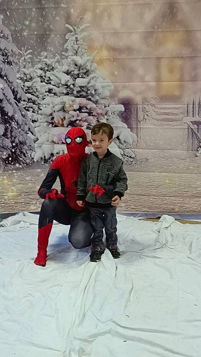 Lucas a rejoint le concours — aidez-le/la à gagner de superbes lots ! boot, child, event, freezing, frost, fun, fur, hat, ice_cap, joy, leisure, mammal, people_in_nature, person, playing_in_the_snow, recreation, sitting, snow, toddler, tree