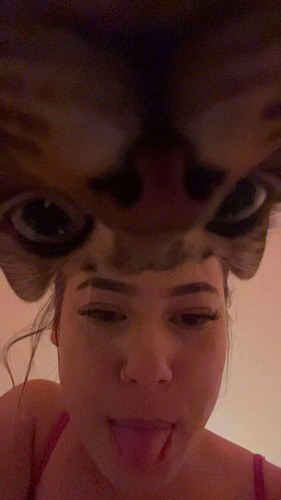 Moogli participe au concours pour gagner de l'argent avec cette photo : animal, cat, cheeky, close_up, curious, expression, eyes, face, funny, hair, head, indoor, light_skin, nose, person, pet, playful, selfie, tongue, young_woman