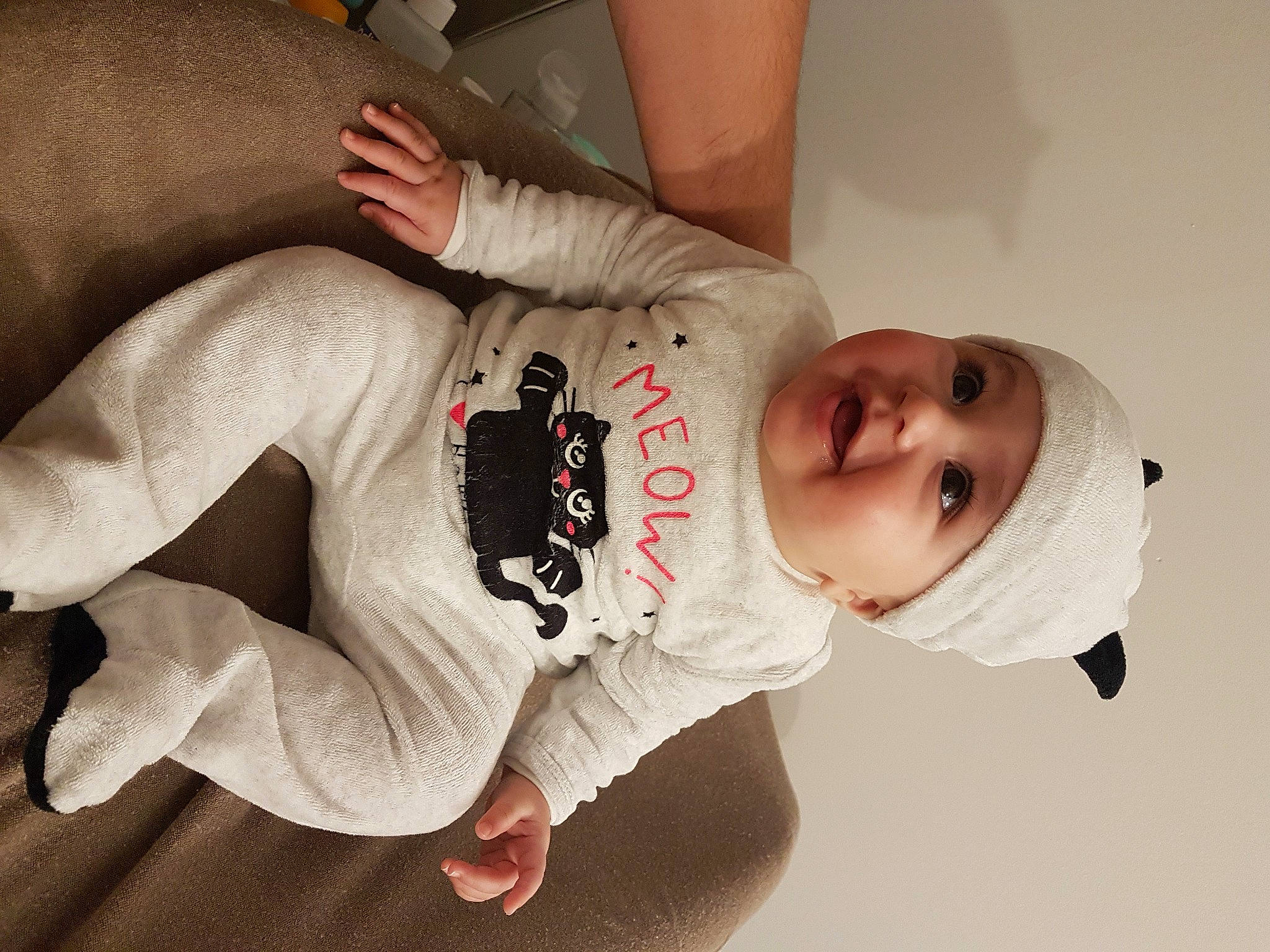 Augustin participe au concours pour gagner de l'argent avec cette photo : arm, baby, cheek, child, ear, eye, finger, fun, gesture, happy, head, headwear, joint, leg, mouth, nose, person, photography, toddler