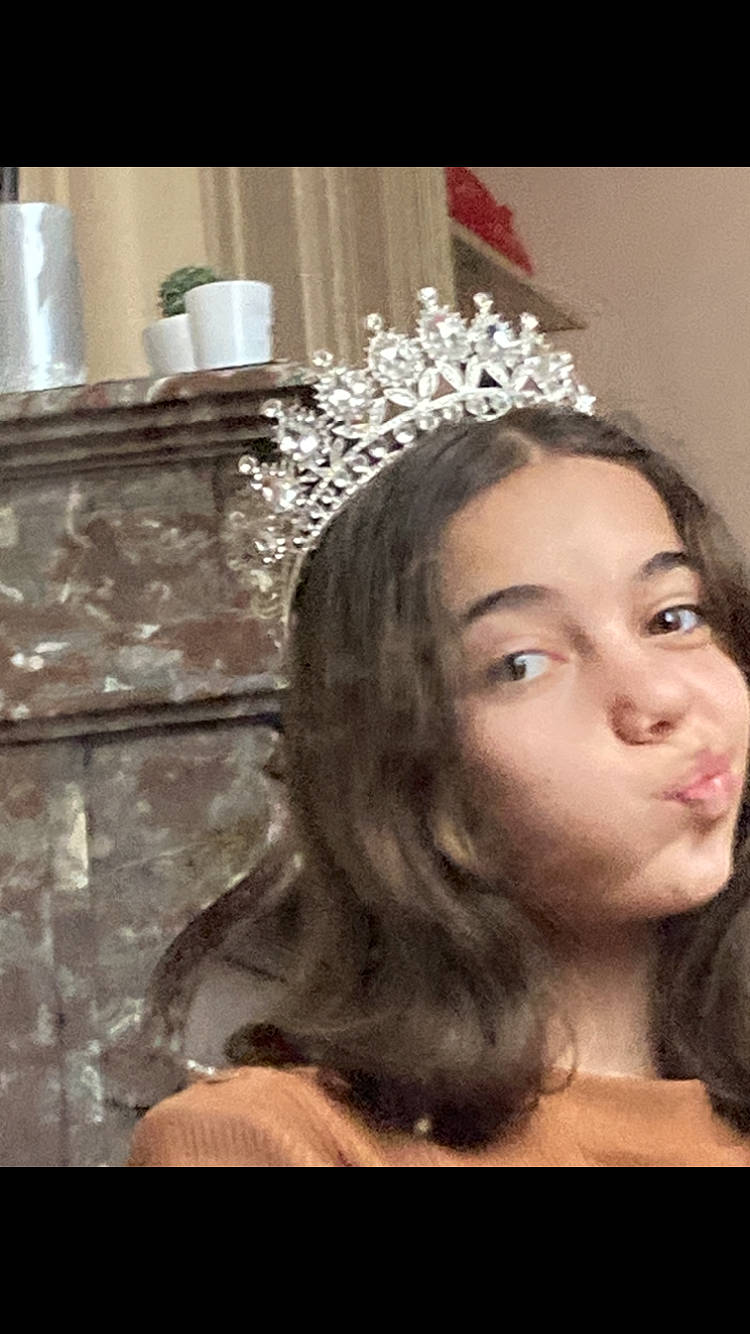 Alexxxx a rejoint le concours — aidez-le/la à gagner de superbes lots ! bridal_accessory, brown_hair, event, eyelash, fashion_accessory, fashion_design, flash_photography, formal_wear, fun, fur, hair_accessory, happy, headband, headgear, headpiece, jewellery, long_hair, person, portrait_photography, selfie