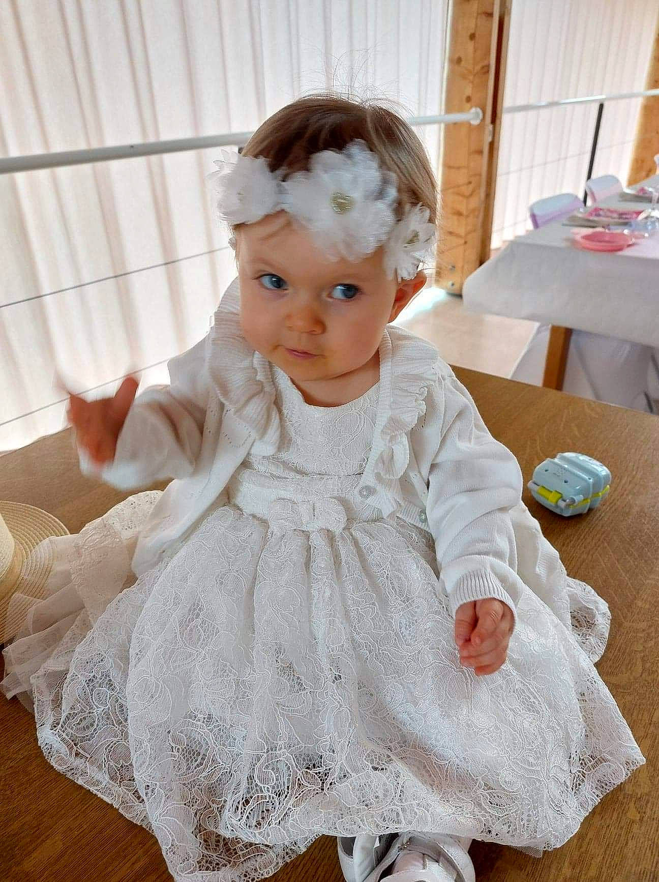 éloïse a rejoint le concours — aidez-le/la à gagner de superbes lots ! baby_toddler_clothing, bridal_accessory, day_dress, dress, embellishment, eye, face, fashion_design, flooring, gown, happy, headpiece, headwear, iris, one_piece_garment, person, pink, ruffle, sleeve, textile