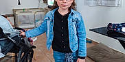 Maëlyne a rejoint le concours — aidez-le/la à gagner de superbes lots ! baby, birthday, black_shirt, child, curtains, denim_jacket, family, girl, glasses, home, indoor, jeans, person, plant, sneakers, stroller, table, television, tile_floor, wall_decor