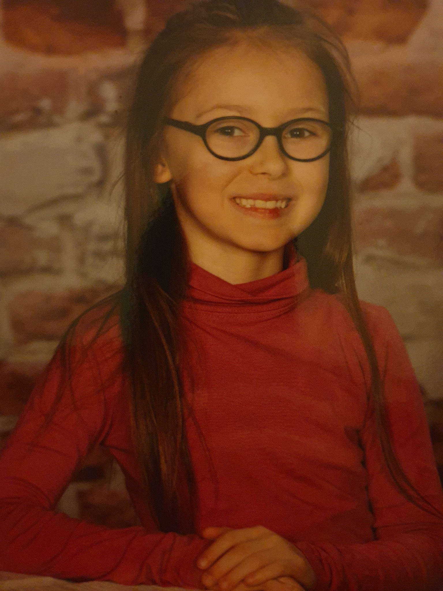 Soleilka a rejoint le concours — aidez-le/la à gagner de superbes lots ! brown_hair, eyebrow, eyewear, face, forehead, glasses, hair, joy, lady, lip, long_hair, person, portrait, sitting, smile, vision_care