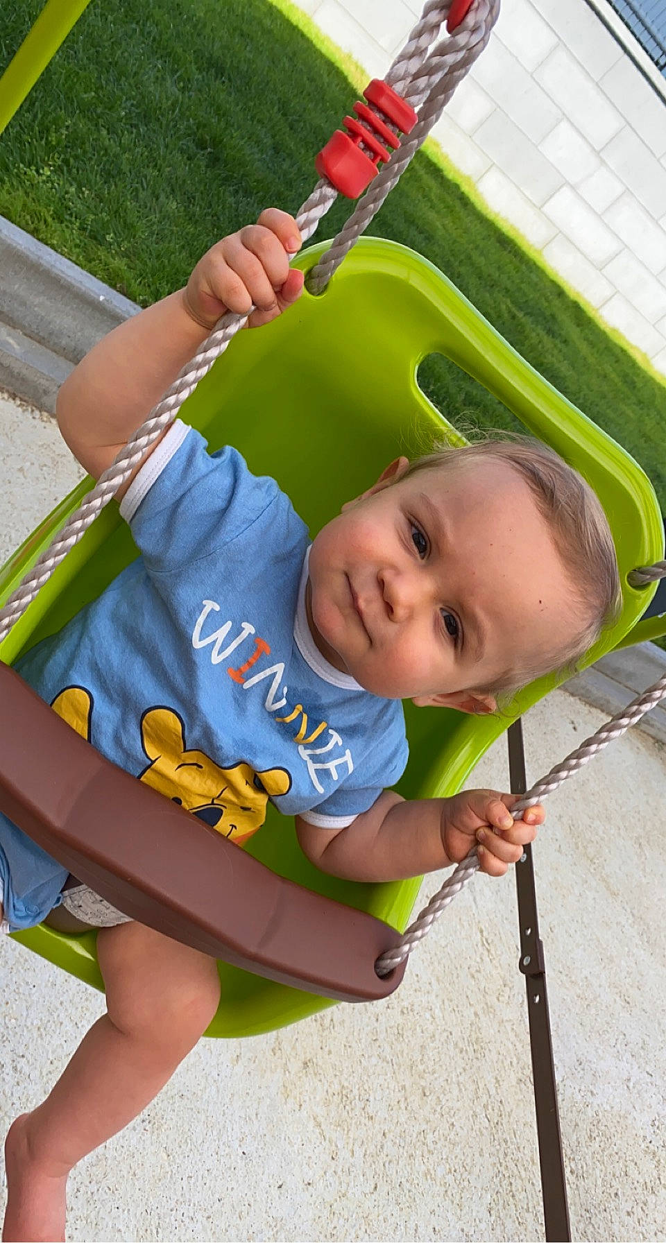 Léo participe au concours pour gagner de l'argent avec cette photo : baby, baby_carriage, baby_products, baby_toddler_clothing, chair, child, fun, grass, green, happy, leisure, outdoor_play_equipment, person, play, recreation, sitting, skin, smile, summer, swing