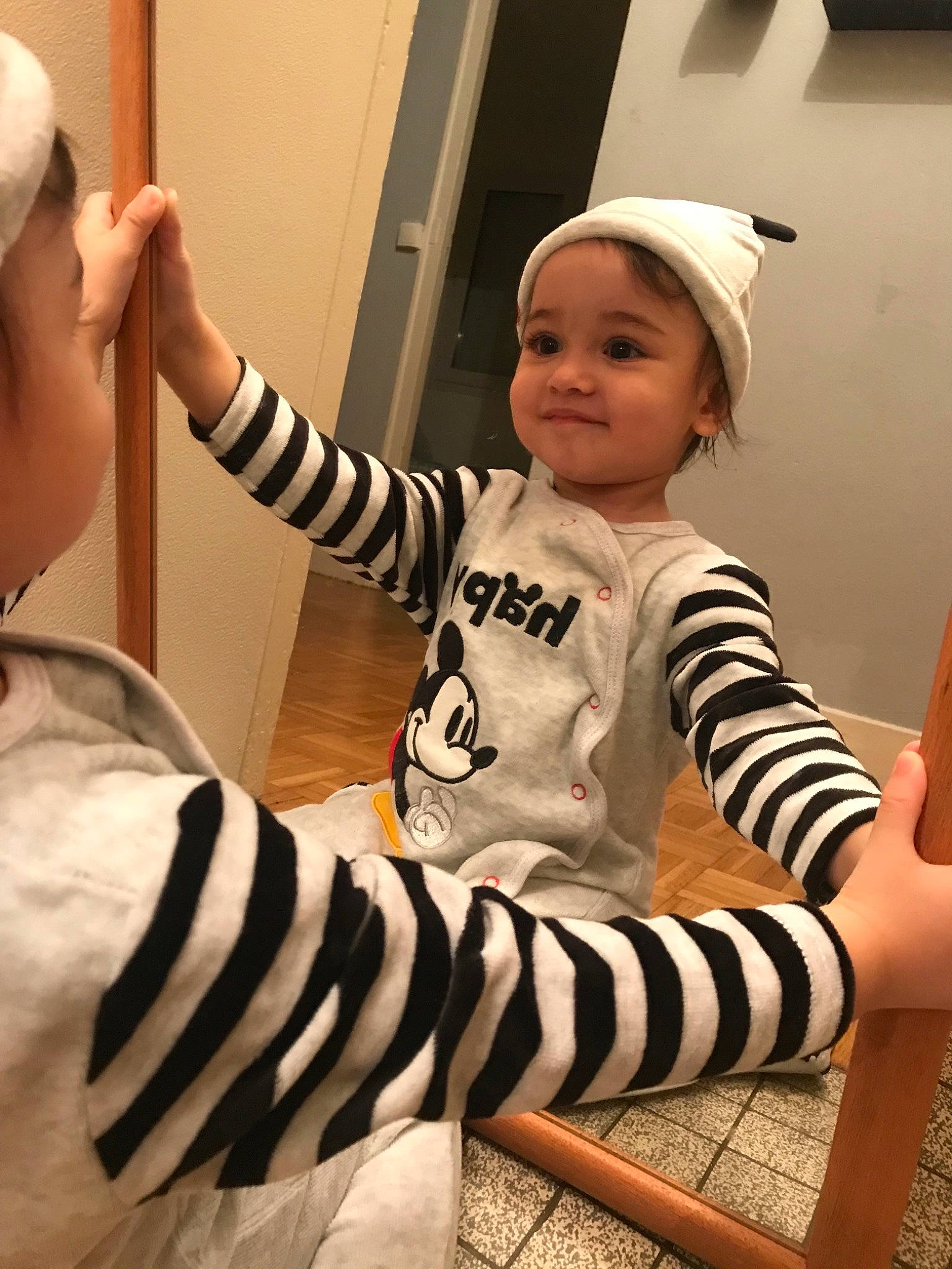 Ranya a rejoint le concours — aidez-le/la à gagner de superbes lots ! arm, child, clothing, costume, girl, headgear, joint, person, product, shoulder, skin, sleeve, t_shirt, textile, toddler