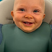 Thiago a rejoint le concours — aidez-le/la à gagner de superbes lots ! baby, child, smile, face, blue_eyes, high_chair, bib, happy, infant, portrait, close_up, skin, teeth, head, person, clothing, seat, young_child, indoor, cute