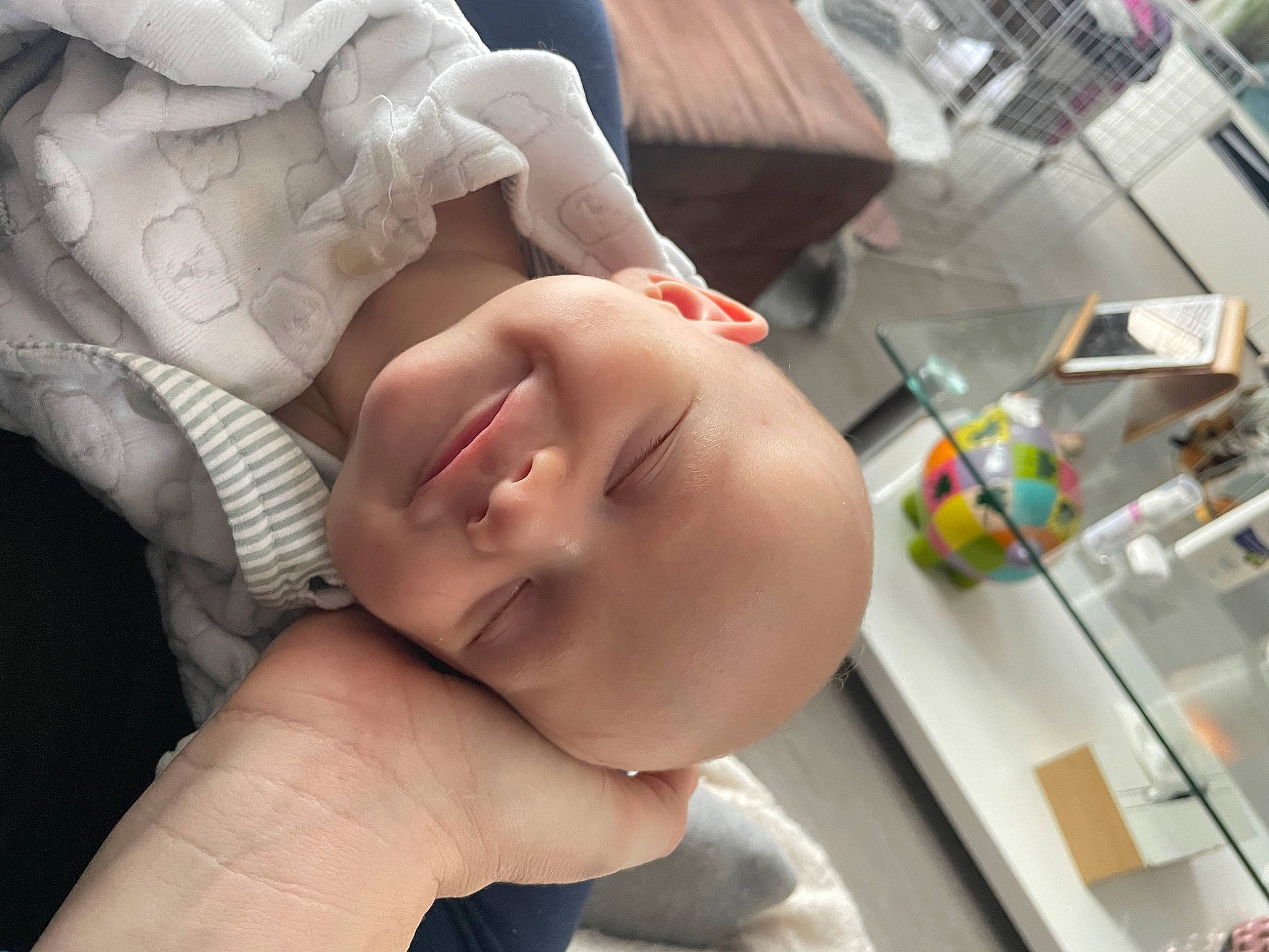 Matteo a rejoint le concours — aidez-le/la à gagner de superbes lots ! baby, cheek, child, chin, comfort, ear, eye, eyebrow, eyelash, finger, gesture, glasses, hand, jaw, joy, mouth, neck, nose, person, skin