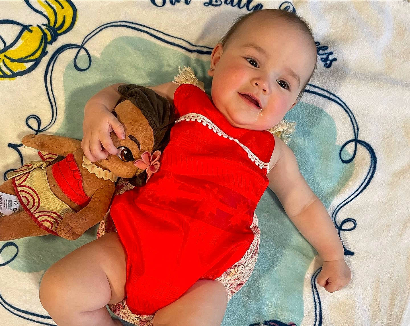 Giulia is registered to the contest to win money with this photo: baby, baby_toddler_clothing, cheek, child, comfort, eye, finger, fun, happy, head, mouth, person, pink, playing_with_kids, skin, sleeve, smile, thigh, thumb, toddler