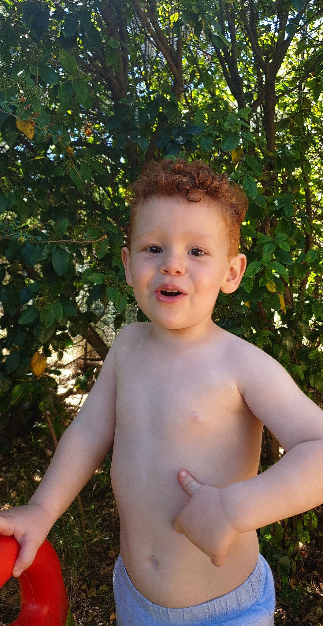 Mani participe au concours pour gagner de l'argent avec cette photo : abdomen, baby, barechested, chest, child, face, grass, male, muscle, person, photography, plant, skin, smile, summer, toddler, tree, trunk