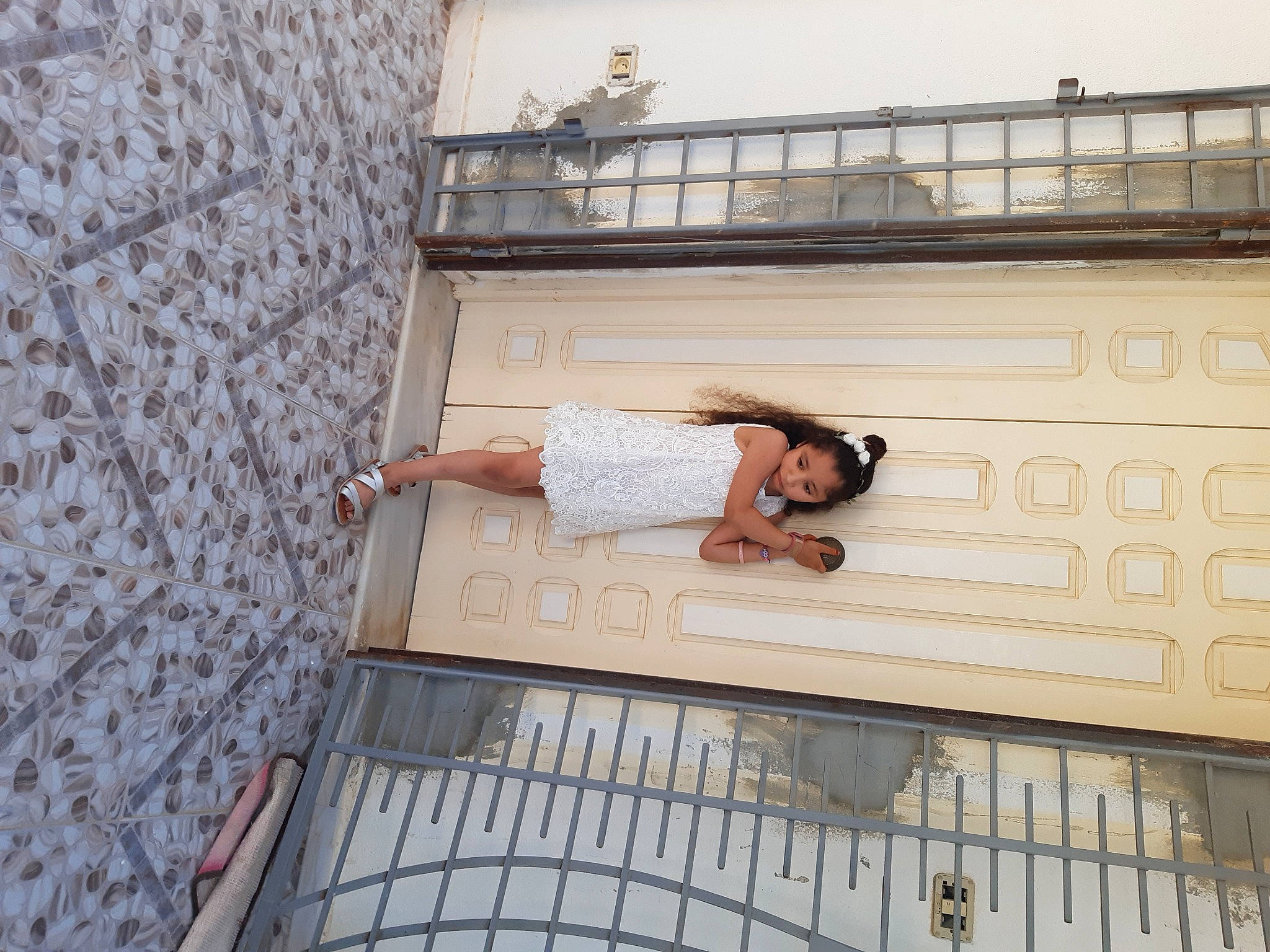 Chames participe au concours pour gagner de l'argent avec cette photo : advertising, billboard, eyewear, facade, flooring, font, foot, glasses, handrail, human_leg, leisure, metal, pattern, person, room, sandal, sitting, street_fashion, sunglasses, thigh