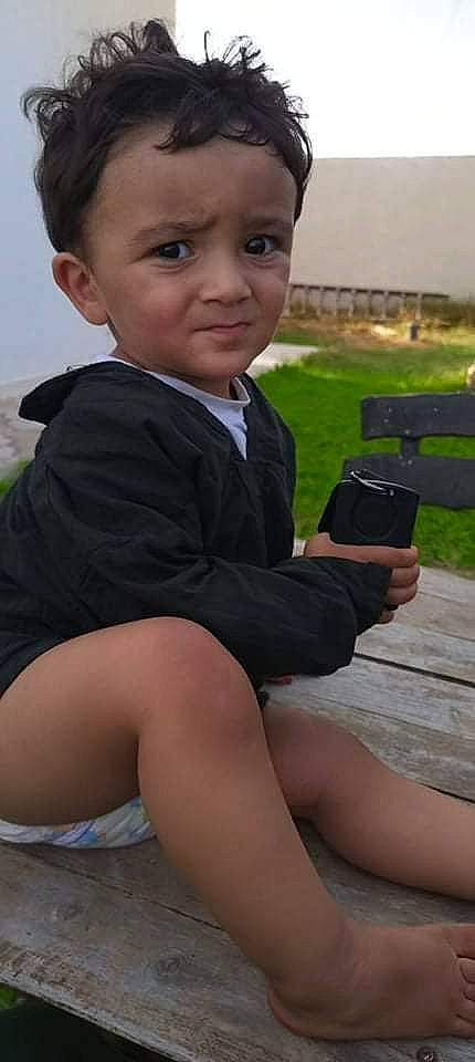 Chames a rejoint le concours — aidez-le/la à gagner de superbes lots ! black, black_hair, face, facial_expression, finger, flash_photography, gadget, grass, hairstyle, hand, happy, head, human, person, photograph, skin, snapshot, summer, tie, toddler