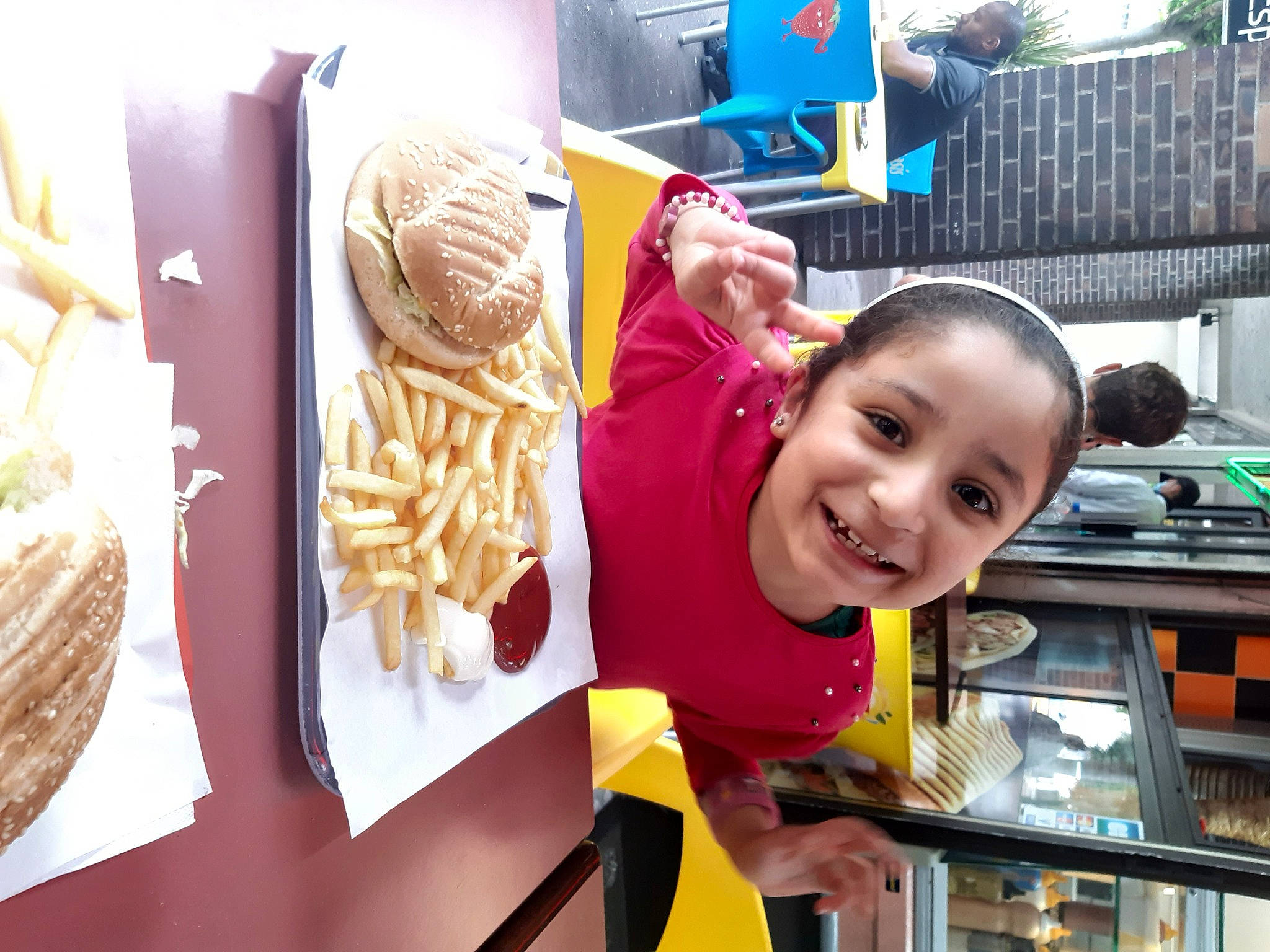 Chames participe au concours pour gagner de l'argent avec cette photo : child, comfort_food, dessert, fast_food, finger_food, food, french_fries, fun, gelato, happy, ingredient, joy, junk_food, leisure, person, play, recipe, room, smile, t_shirt
