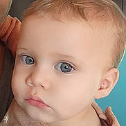 Shaddai a rejoint le concours — aidez-le/la à gagner de superbes lots ! baby, child, face, blue_eyes, blonde_hair, sweater, portrait, close_up, person, skin, infant, cute, young, indoor, holding, hand, looking, soft_light, expression, human