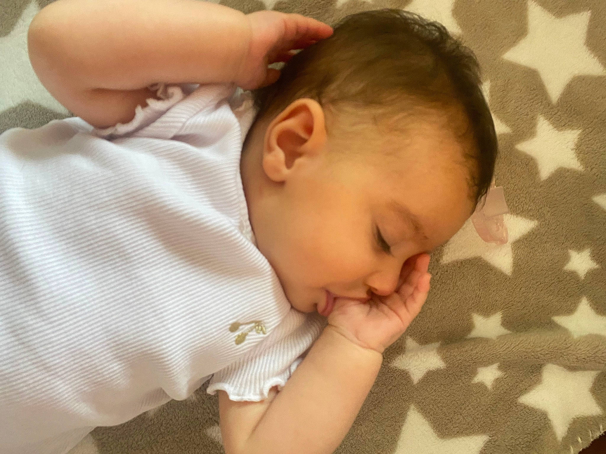 Ania participe au concours pour gagner de l'argent avec cette photo : baby, baby_toddler_clothing, cheek, chin, comfort, ear, eyelash, finger, flooring, grass, hand, happy, head, nail, nose, pattern, person, skin, sleeve, thumb