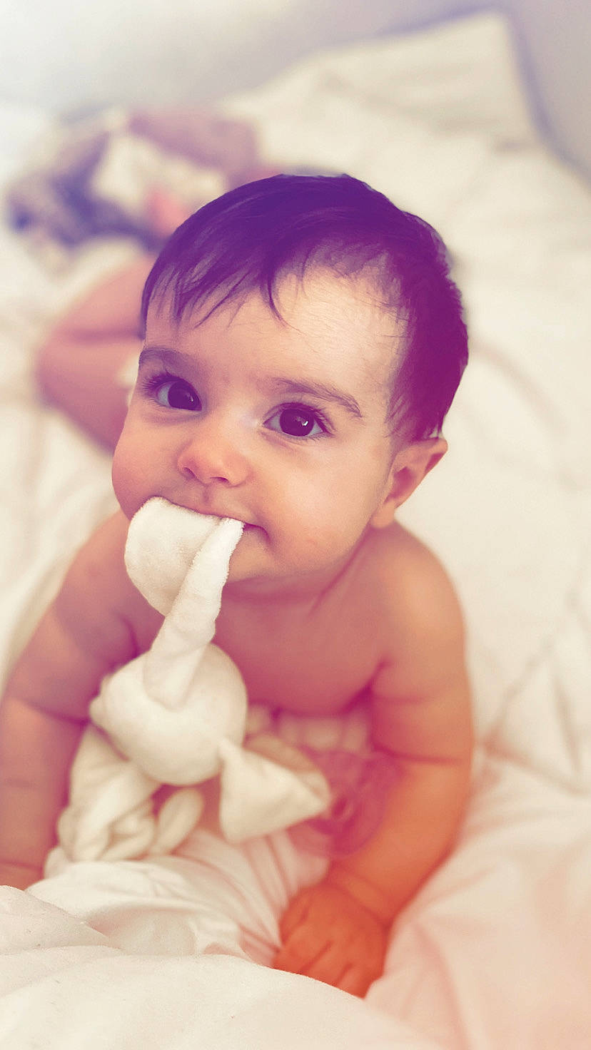 Ania participe au concours pour gagner de l'argent avec cette photo : cheek, ear, eye, eyebrow, eyelash, face, forehead, gesture, hair, happy, head, human_body, iris, leg, lip, mouth, neck, nose, person, skin