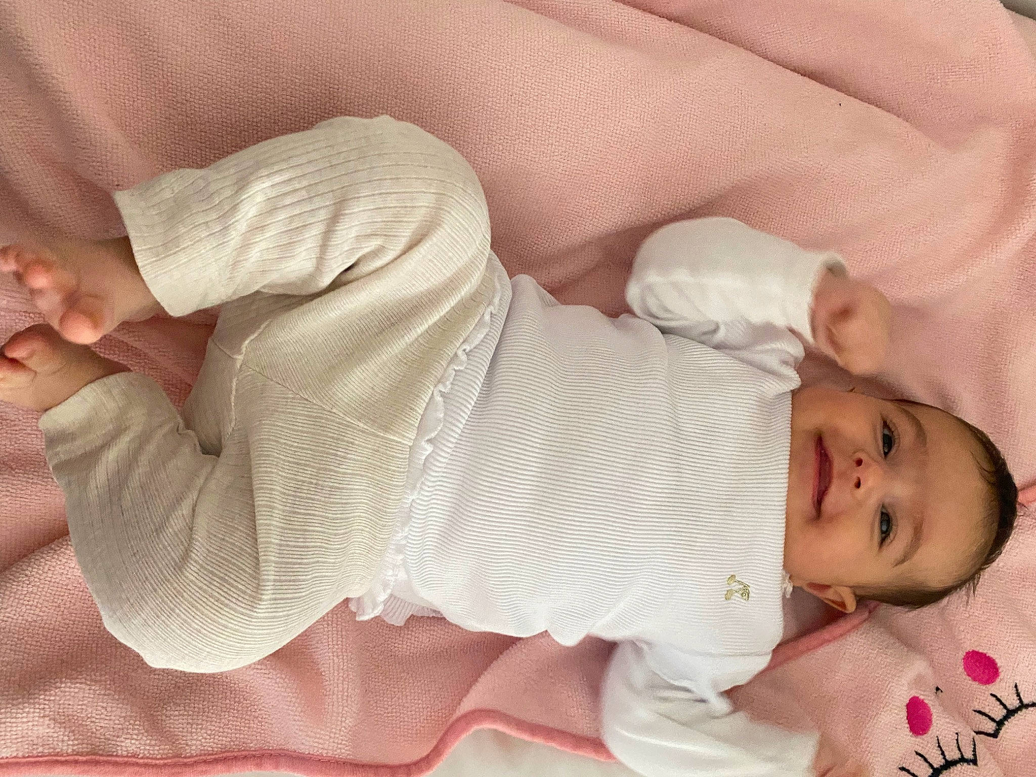 Ania a rejoint le concours — aidez-le/la à gagner de superbes lots ! baby, baby_sleeping, baby_toddler_clothing, child, comfort, elbow, finger, foot, gesture, human_leg, joy, knee, linens, nose, person, pink, skin, sleeve, textile, thumb