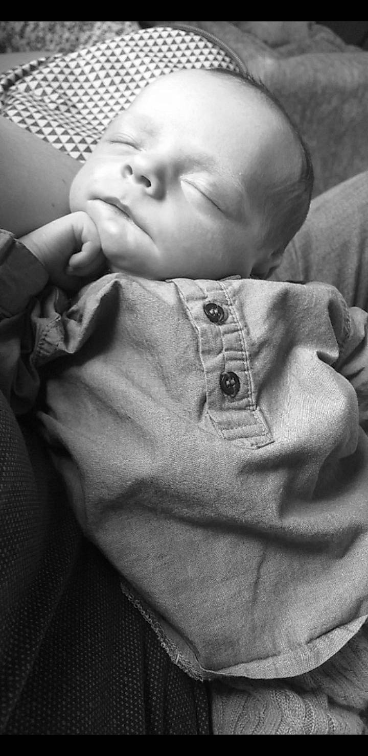 Lëlio a rejoint le concours — aidez-le/la à gagner de superbes lots ! arm, baby, baby_toddler_clothing, cheek, chin, collar, comfort, eyebrow, face, finger, gesture, grey, hand, happy, head, mouth, nose, person, skin, sleeve