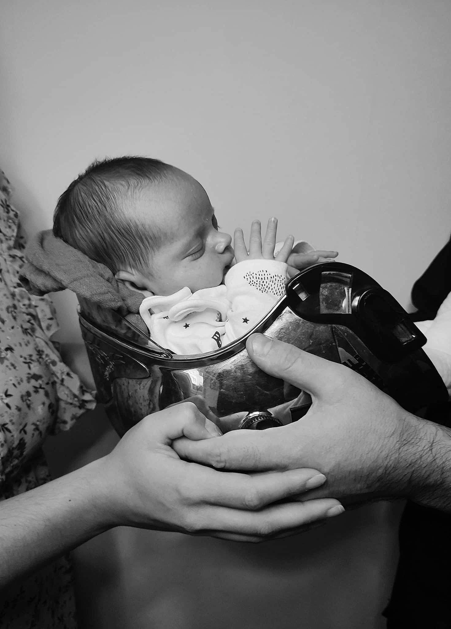 Lëlio a rejoint le concours — aidez-le/la à gagner de superbes lots ! arm, baby, child, comfort, elbow, eye, finger, flash_photography, fun, gesture, hand, happy, human_body, monochrome, monochrome_photography, nail, person, shoulder, sitting, skin