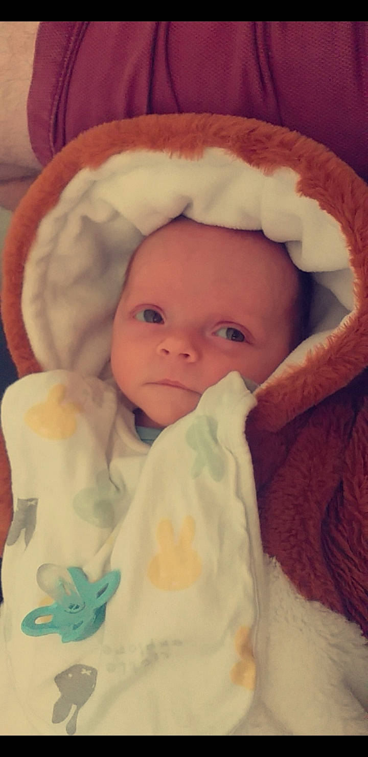 Lëlio participe au concours pour gagner de l'argent avec cette photo : baby, baby_sleeping, baby_toddler_clothing, cheek, child, chin, comfort, eye, eyebrow, face, fur, hat, head, linens, lip, peach, person, skin, textile, thumb