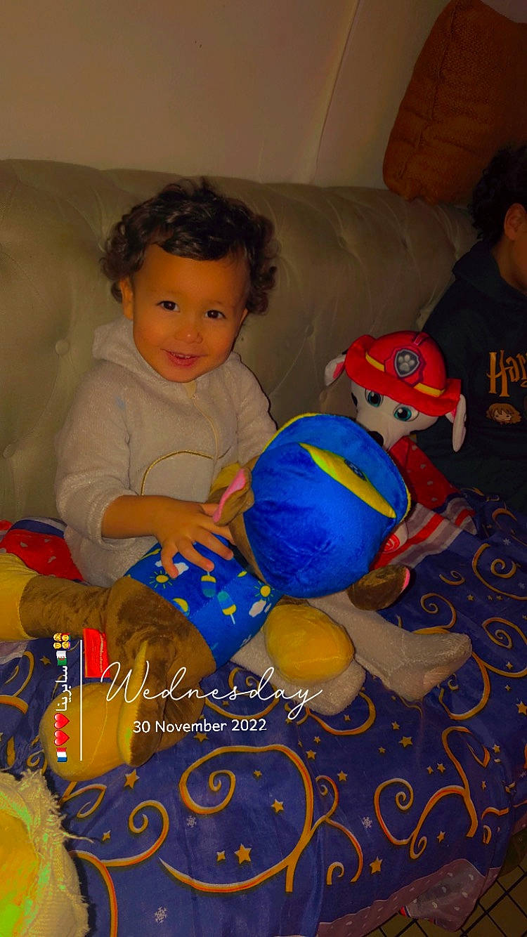 Islem a rejoint le concours — aidez-le/la à gagner de superbes lots ! baby, baby_playing_with_toys, baby_toddler_clothing, baby_toys, ball, baseball_cap, child, flooring, fun, happy, joy, person, play, room, sitting, soccer_ball, stuffed_toy, t_shirt, toddler, toy