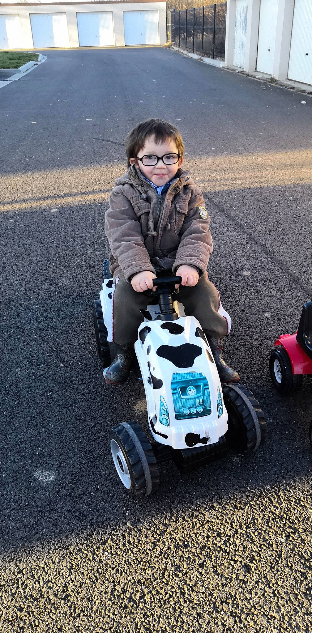 Joris participe au concours pour gagner de l'argent avec cette photo : automotive_wheel_system, car, person, product, riding_toy, vehicle, wheel