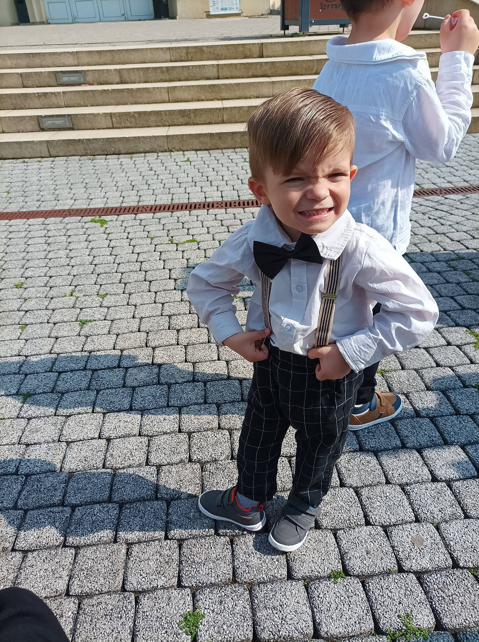Lorenzo participe au concours pour gagner de l'argent avec cette photo : asphalt, child, cobblestone, denim, dress_shirt, flooring, formal_wear, fun, happy, joy, leisure, pattern, people_in_nature, person, road_surface, sidewalk, sitting, sleeve, smile, snapshot