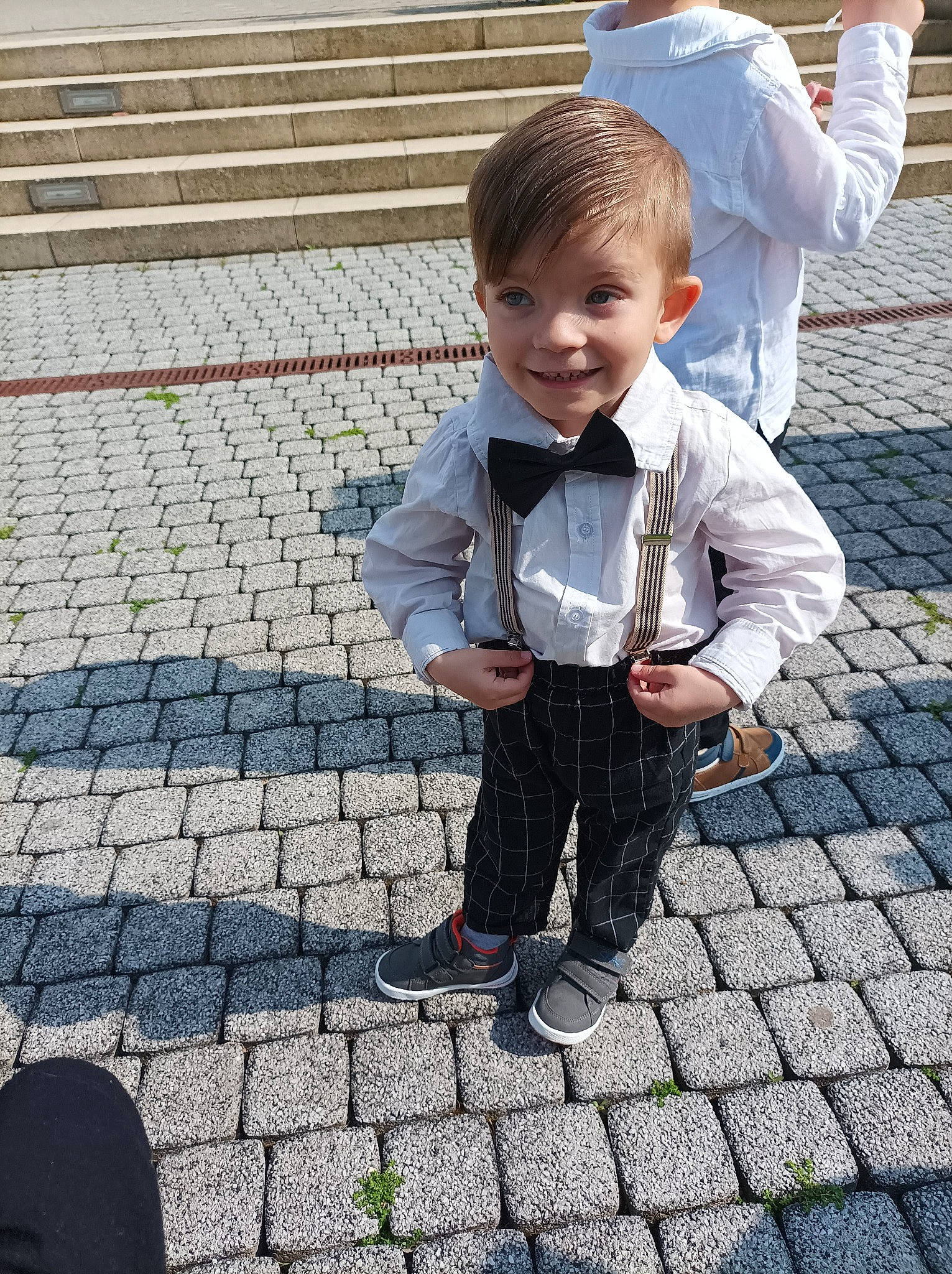 Lorenzo participe au concours pour gagner de l'argent avec cette photo : asphalt, child, cobblestone, denim, flooring, gesture, grass, happy, joy, leisure, pattern, people_in_nature, person, road_surface, shadow, shoe, sidewalk, sitting, sleeve, smile