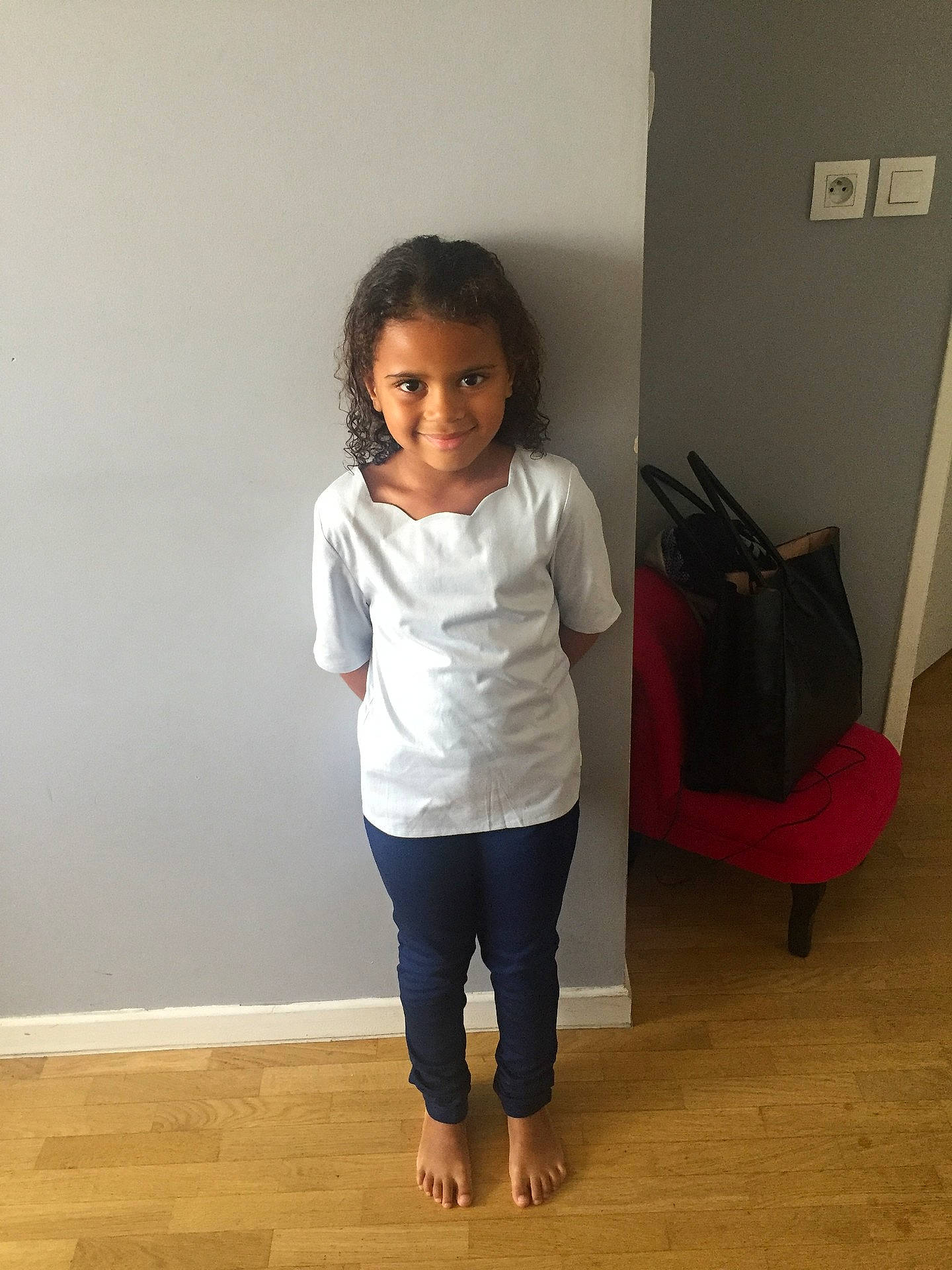 Emeline a rejoint le concours — aidez-le/la à gagner de superbes lots ! abdomen, arm, child, clothing, day, flooring, footwear, fun, girl, jeans, joint, joy, leg, outerwear, person, shoulder, sleeve, standing, t_shirt, textile