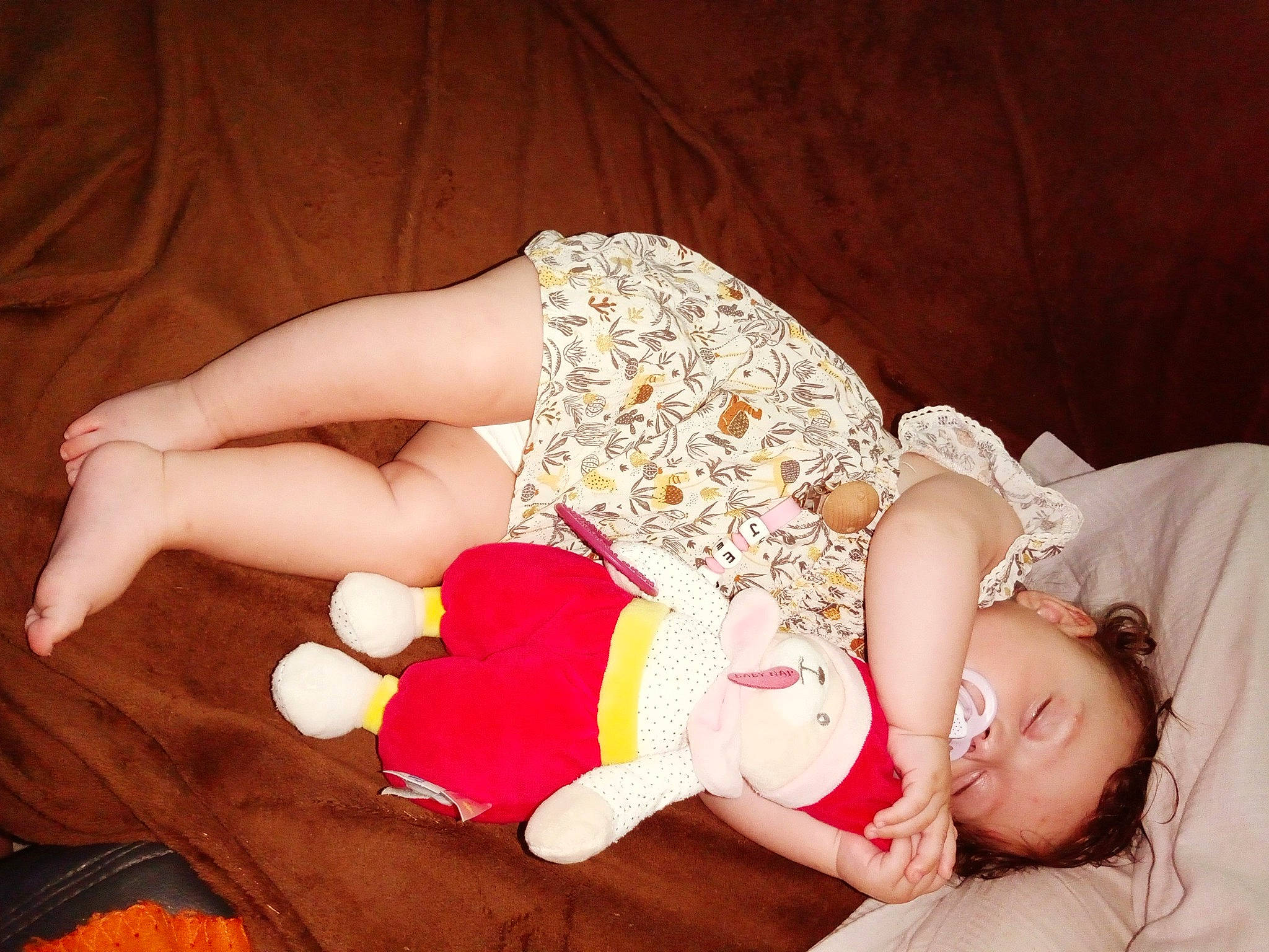 Jeanne participe au concours pour gagner de l'argent avec cette photo : abdomen, baby, baby_toddler_clothing, child, comfort, flash_photography, flooring, foot, happy, head, human_body, human_leg, person, pink, sitting, skin, thigh, toddler, trunk, wood