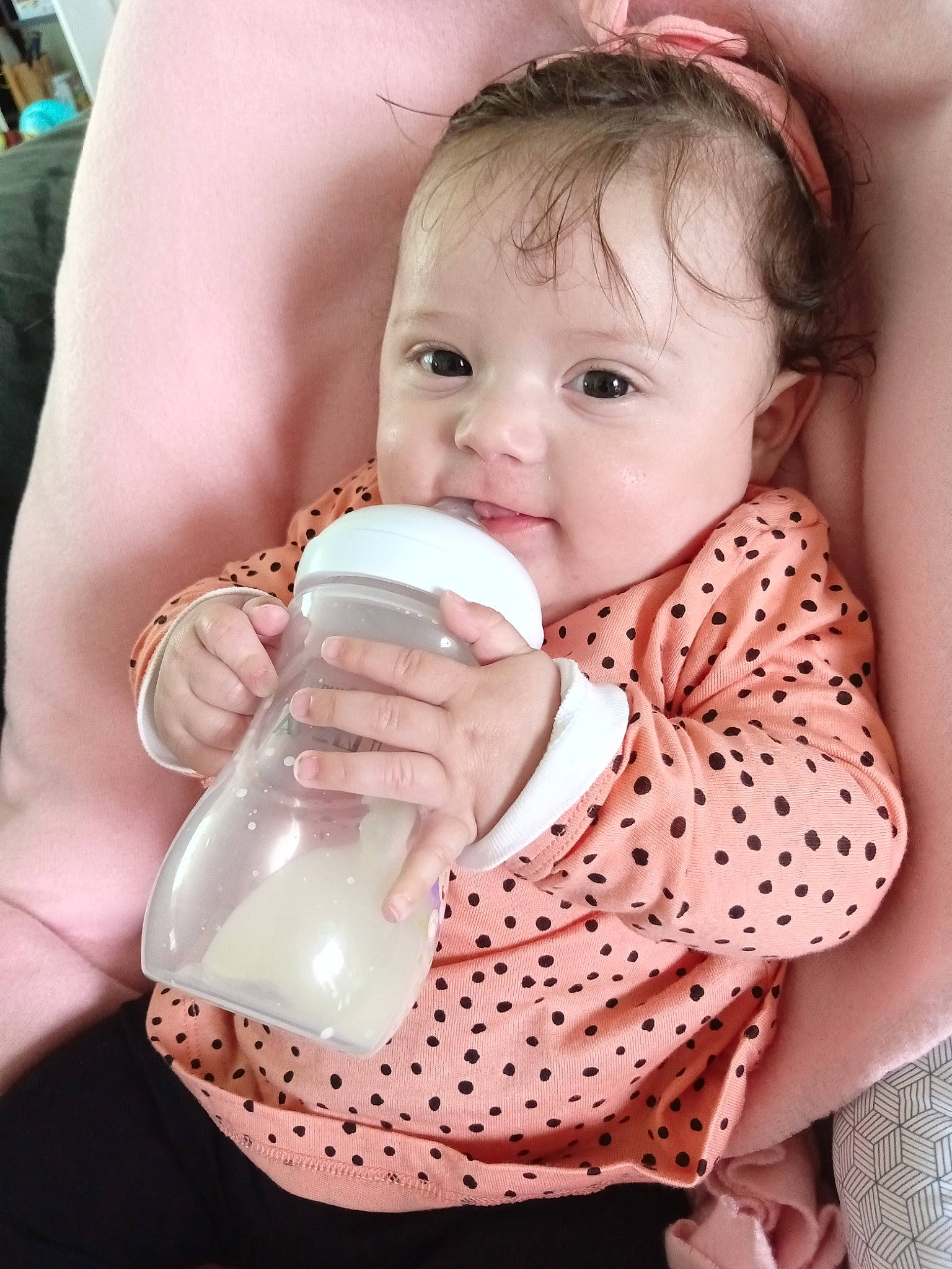 Jeanne a rejoint le concours — aidez-le/la à gagner de superbes lots ! arm, baby, baby_bottle, baby_toddler_clothing, cheek, drinkware, eye, eyelash, face, hand, head, joint, lip, mouth, neck, nose, organ, person, product, skin