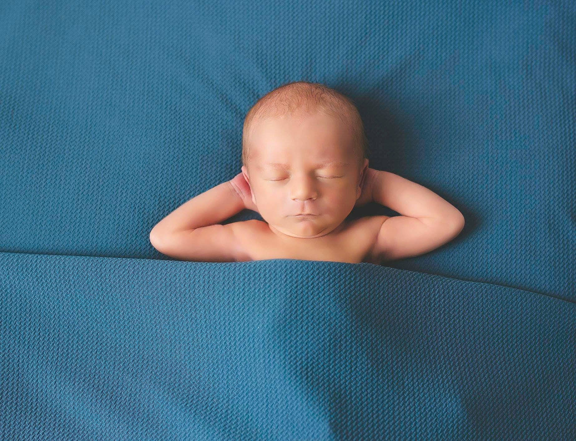 Kysen is registered to the contest to win money with this photo: blue, child, hand, infant, person, sleep, toddler