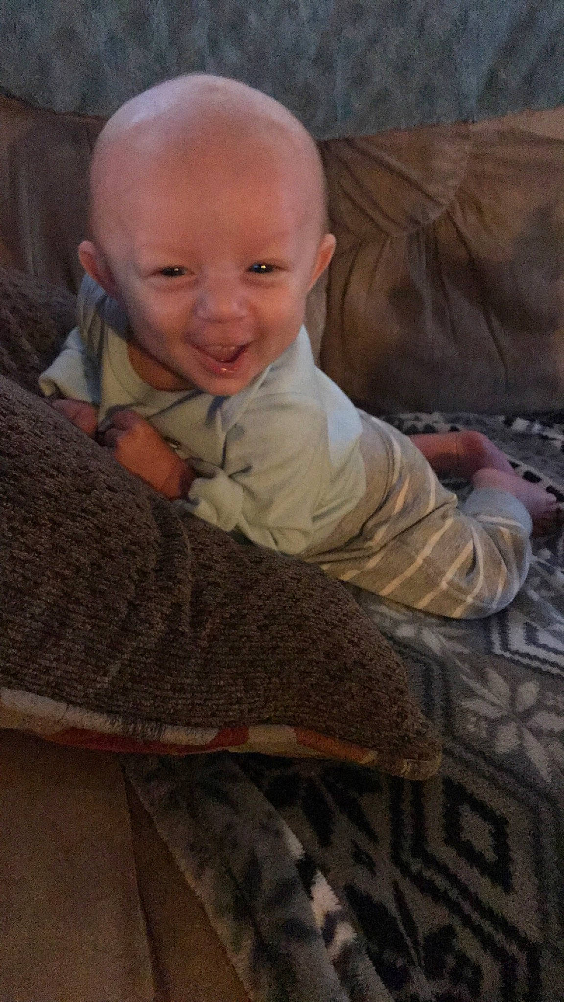 Kysen is registered to the contest to win money with this photo: child, eye, infant, joy, person, sitting, skin, toddler