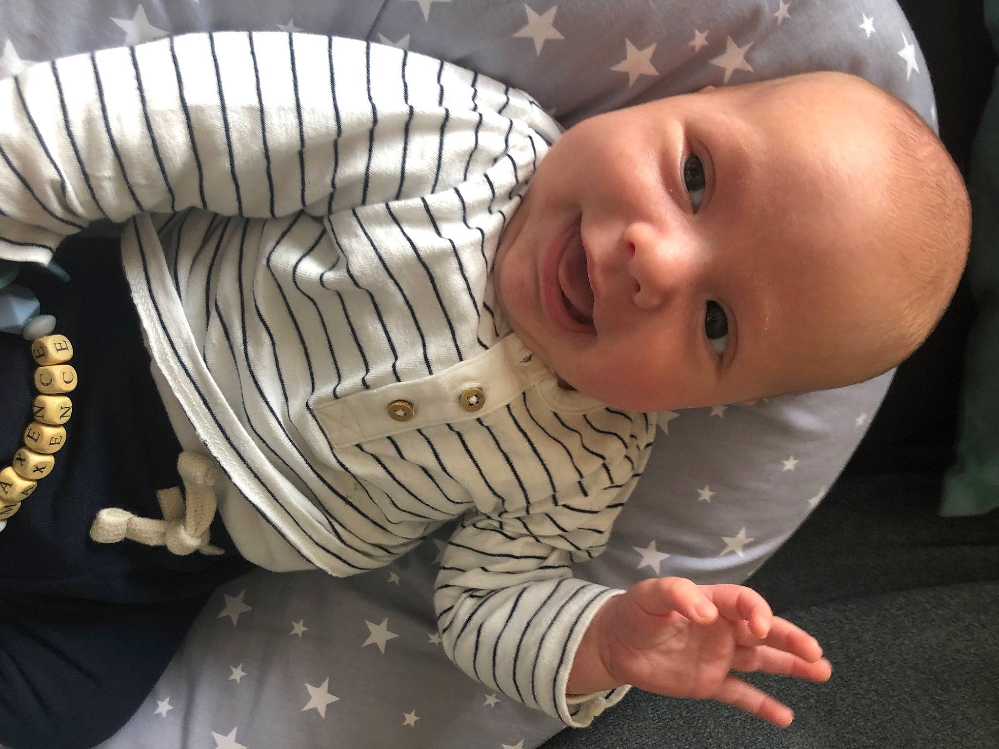 Maxence a rejoint le concours — aidez-le/la à gagner de superbes lots ! baby, baby_products, baby_toddler_clothing, child, comfort, cool, flash_photography, fun, happy, hat, headgear, human_body, mouth, nose, pattern, person, sleeve, smile, sun_hat, toddler