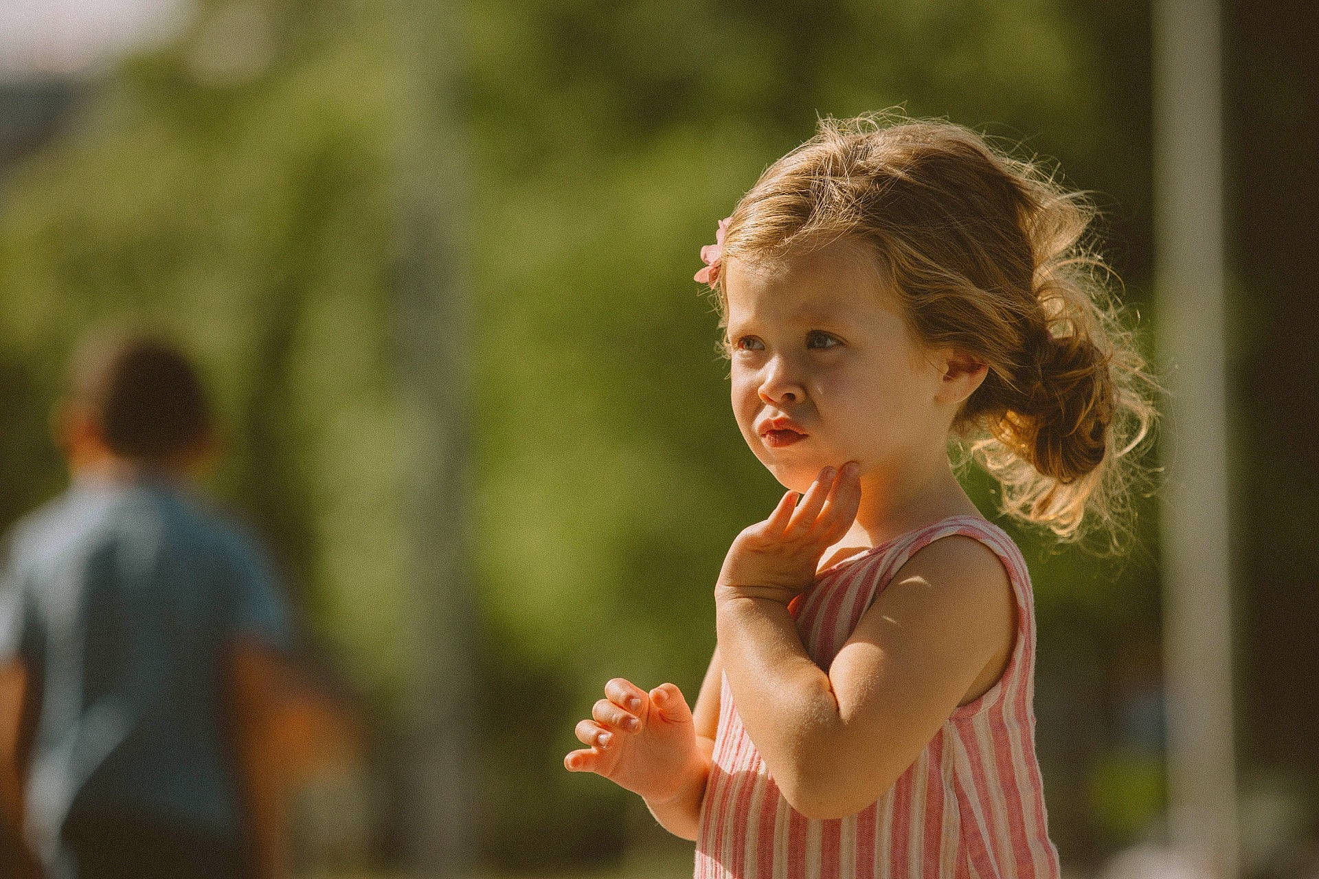 Camelia a rejoint le concours — aidez-le/la à gagner de superbes lots ! baby, blond, child, facial_expression, flash_photography, fun, gesture, grass, happy, leisure, mammal, people_in_nature, person, plant, recreation, spring, standing, t_shirt, toddler, tree