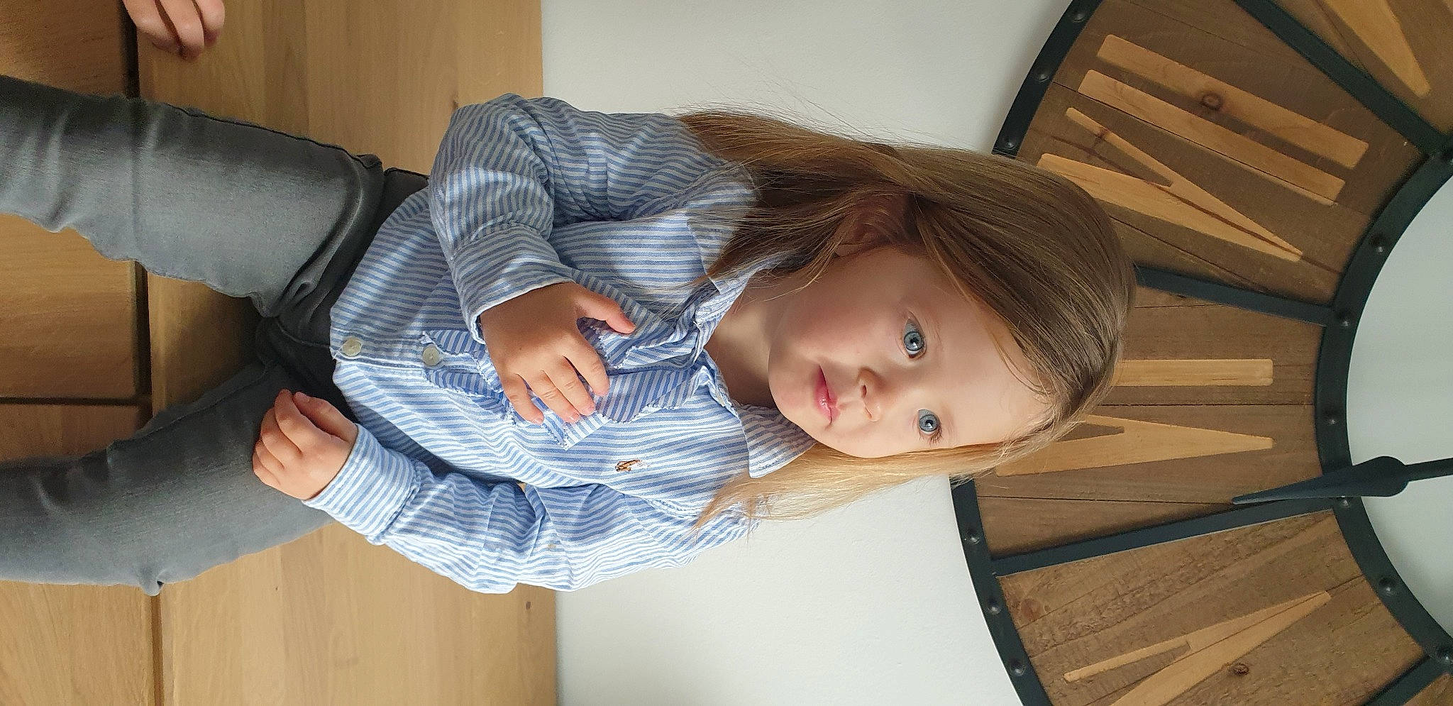 Camelia participe au concours pour gagner de l'argent avec cette photo : cheek, child, comfort, elbow, flooring, fun, hardwood, human_leg, nose, pattern, person, plaid, room, sitting, skin, tartan, toddler, tree, wood