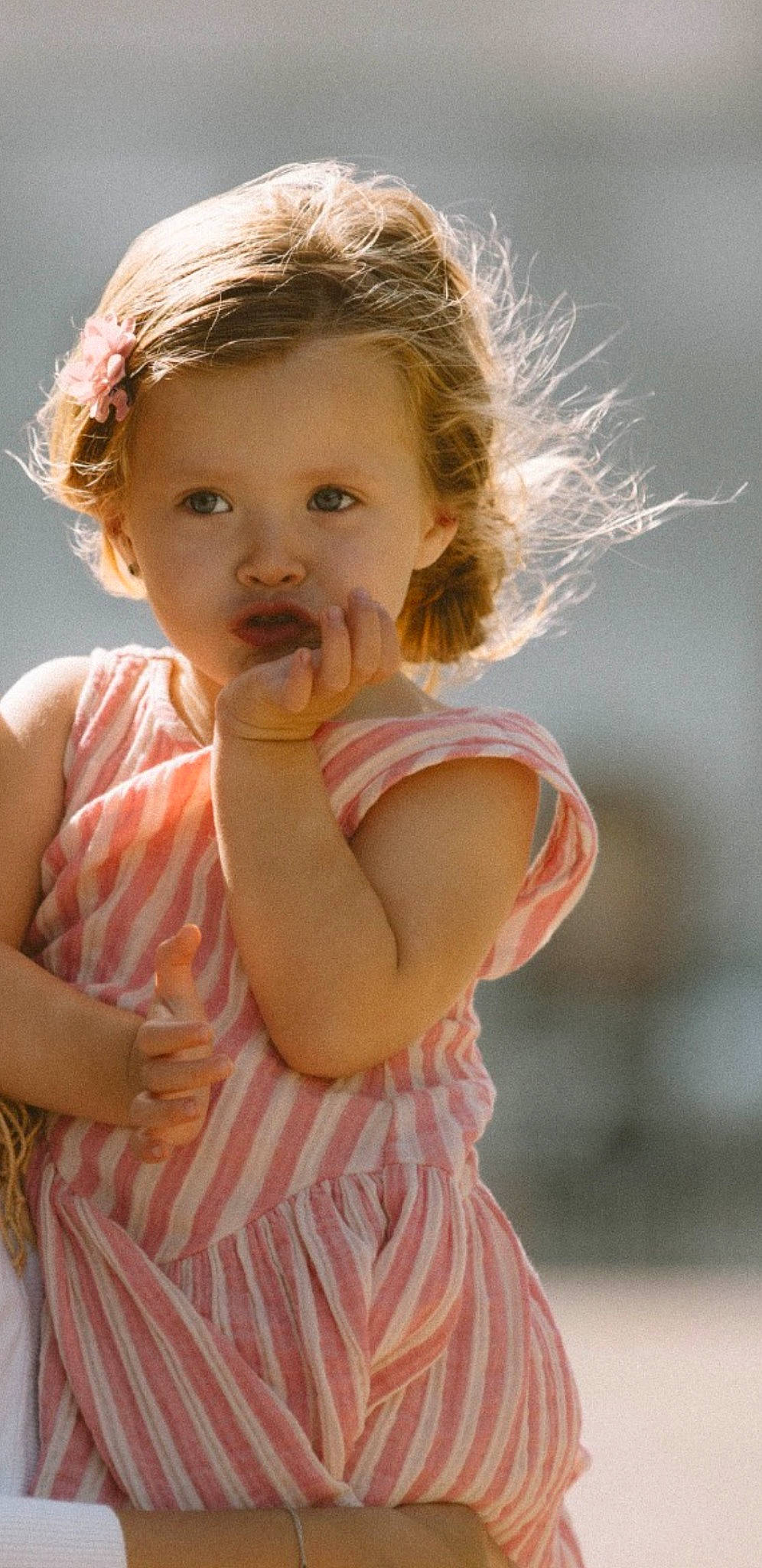 Camelia participe au concours pour gagner de l'argent avec cette photo : arm, baby_toddler_clothing, cheek, dress, eye, face, flash_photography, gesture, hair, hairstyle, hand, happy, head, human_body, iris, joint, lip, person, shoulder, skin