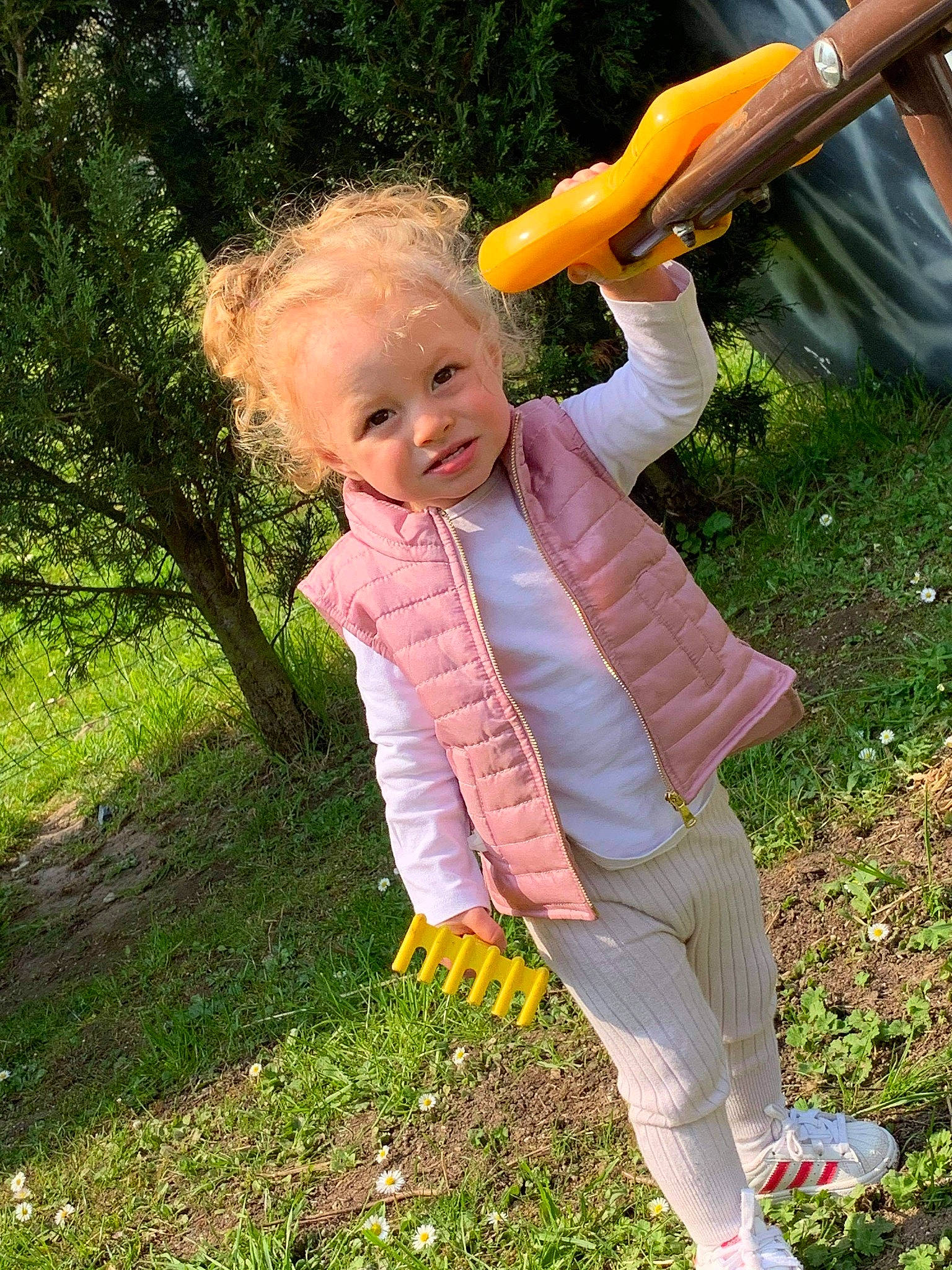 Djulia participe au concours pour gagner de l'argent avec cette photo : baby, baby_toddler_clothing, child, fun, garden, gesture, grass, happy, lawn, leaf, leisure, people_in_nature, person, plant, recreation, sitting, smile, toddler, tool, tree